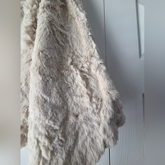 NWOT CAbi Plush Teddy Faux Fur Jacket in Cream/Ivory Color Size S - Picture 4 of 8